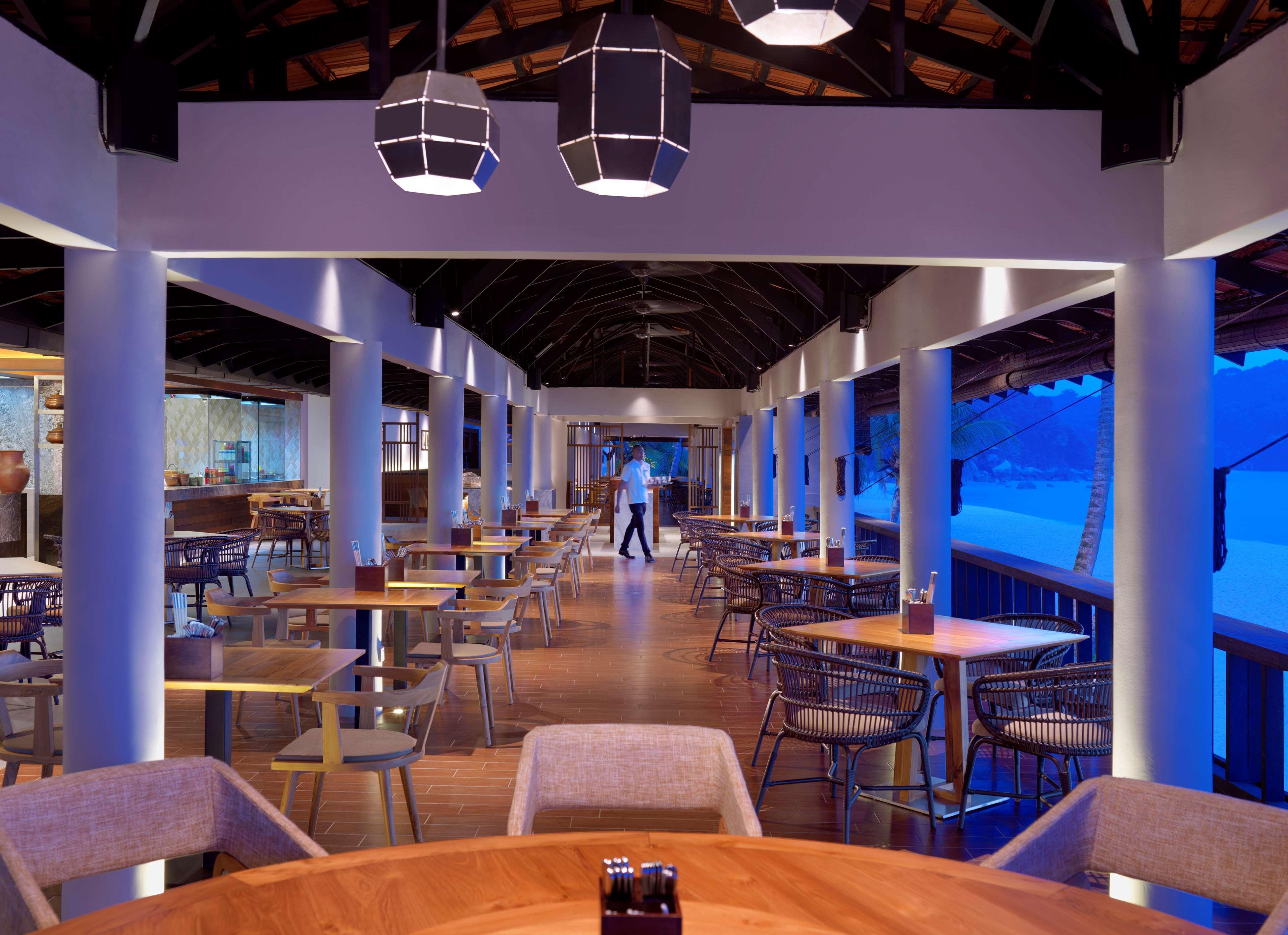 Hyatt Regency Kuantan Resort Exterior foto The restaurant at the aquarium