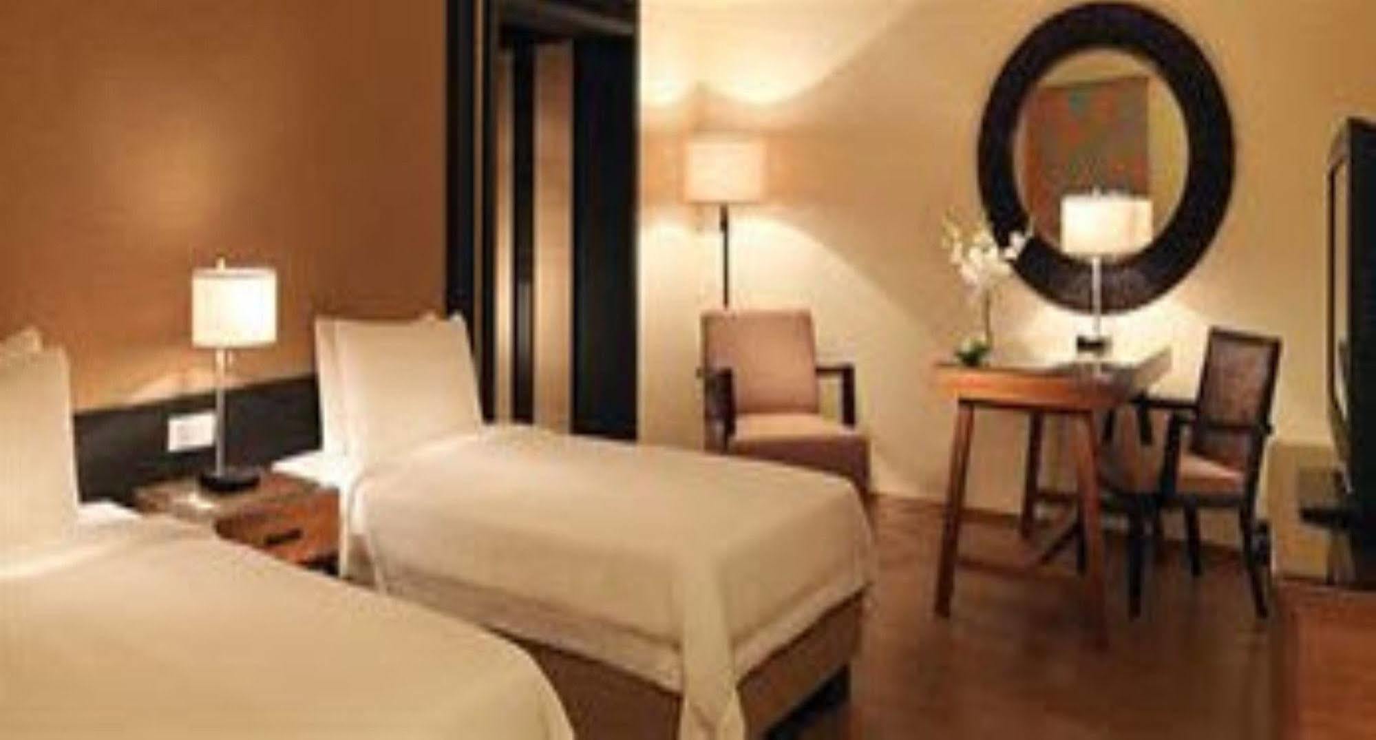 Hyatt Regency Kuantan Resort Exterior foto A room at the hotel