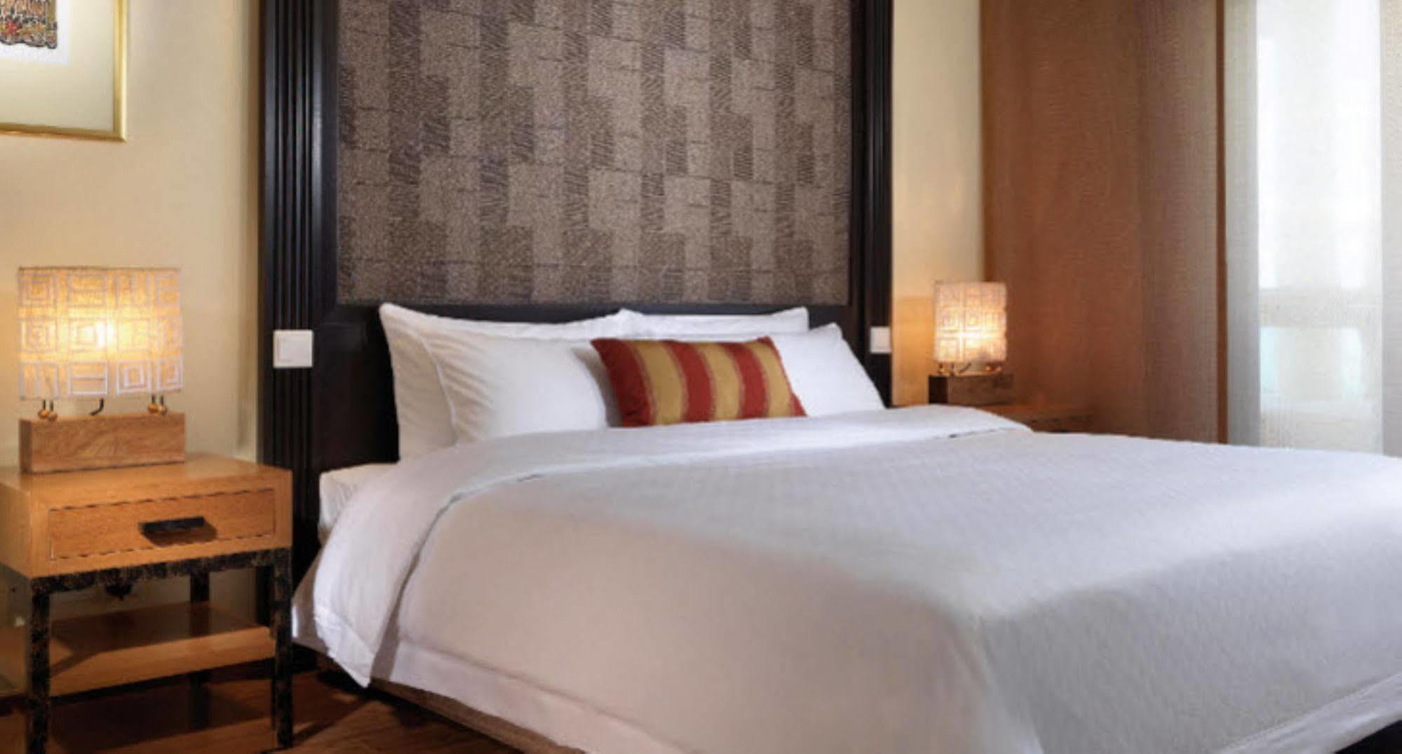 Hyatt Regency Kuantan Resort Exterior foto A bed with a headboard