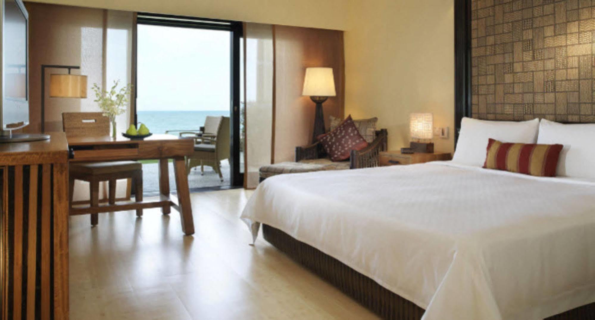 Hyatt Regency Kuantan Resort Exterior foto A room at the Shangri-La Hotel, Kuala Lumpur