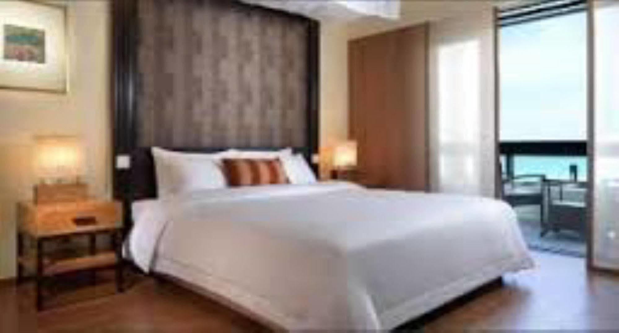 Hyatt Regency Kuantan Resort Exterior foto A bedroom at the hotel