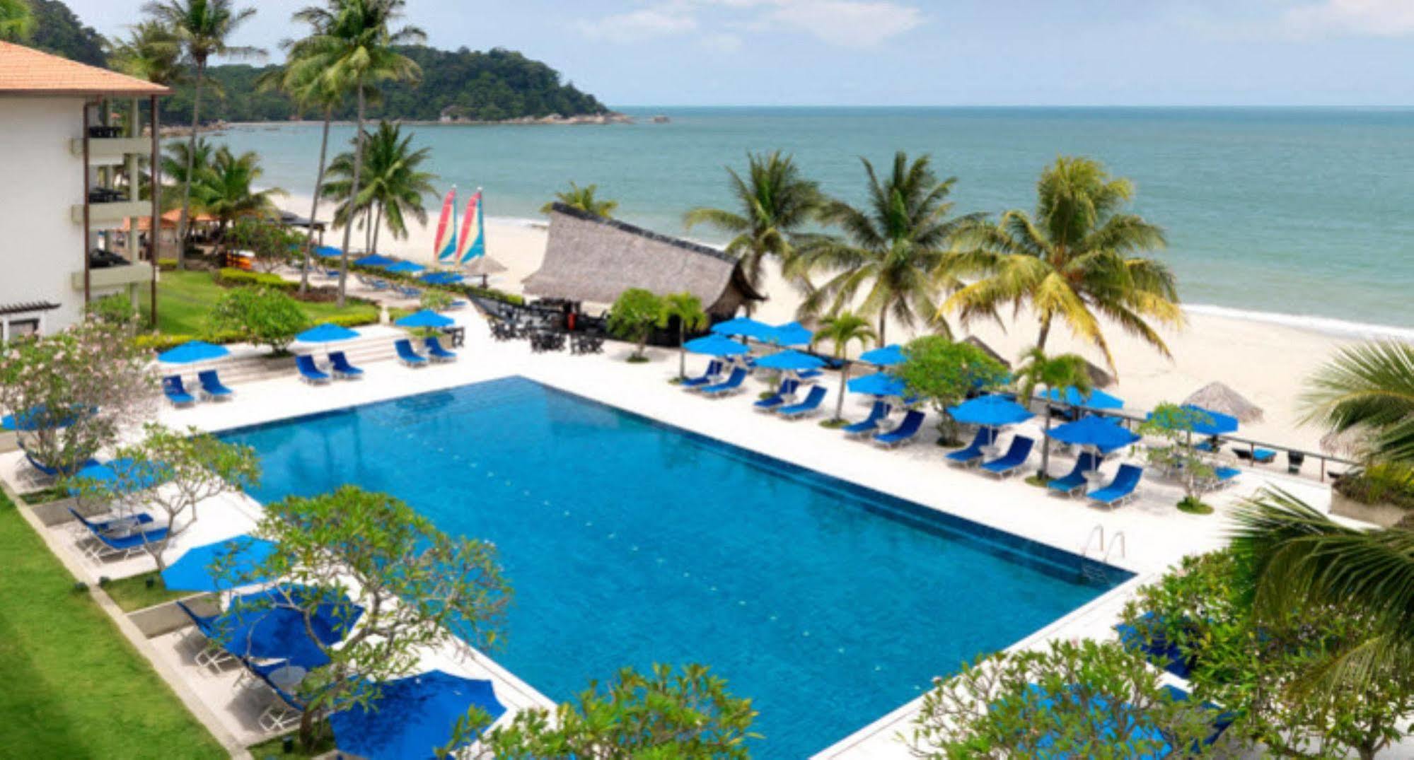 Hyatt Regency Kuantan Resort Exterior foto The swimming pool at the resort